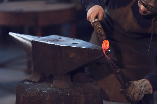 Blaksmith Formando Uma Bobina Com Metal Quente Vermelho Forno Trabalhando — Fotografia de Stock