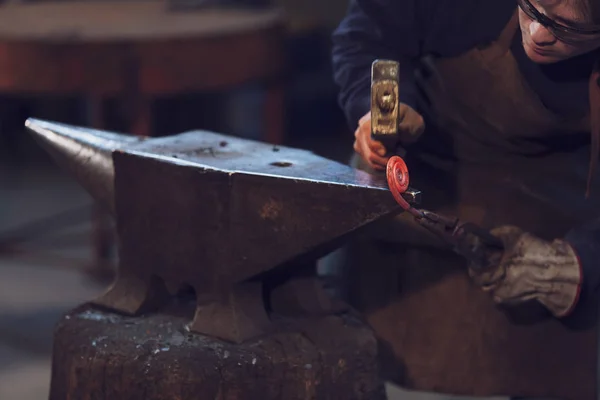 Blaksmith Formando Una Bobina Con Metal Rojo Caliente Del Horno — Foto de Stock