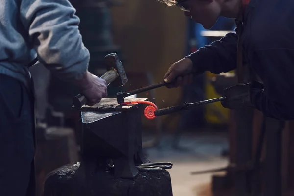 Dos Hombres Que Trabajan Taller Metalurgia Trabajando Equipo Para Formar — Foto de Stock