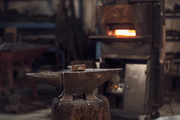 Mallet Anvil Front Red Hot Burning Furnace Metalworking Workshop Blacksmith — Stock Photo, Image