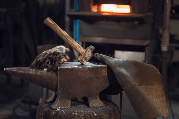 Mallet Ett Städ Framför Röd Varm Brinnande Ugn Metalworking Workshop — Stockfoto