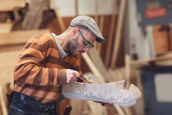 Çalışma öğesindeki ölçümleri alarak ahşap atölyesinde, marangoz. Gözlük, kazak ve bulanık arka plan ve kopya alanı ile bir kap içinde bir adam portresi varoluş profili.