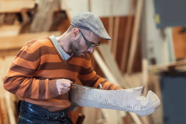 Cieśla Praca Drewniany Element Warsztacie Wykonywanie Pomiarów Połowie Długości Profilu — Zdjęcie stockowe