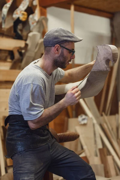 Carpintero Trabajando Artículo Madera Taller Tomando Medidas Retrato Perfil Medio — Foto de Stock