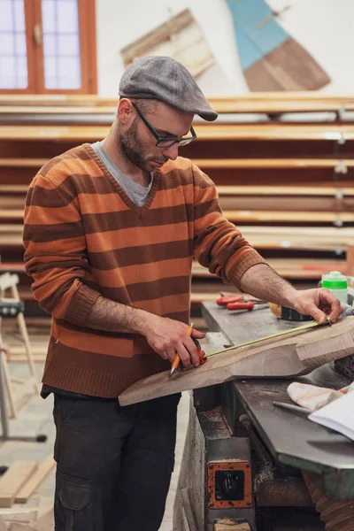 Cieśla Młody Człowiek Okularach Sweter Pracuje Warsztacie Stojąc Przy Stole — Zdjęcie stockowe