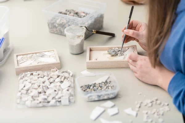 Mãos Artista Trabalhando Pequenas Pedras Mosaico Sua Oficina Close — Fotografia de Stock
