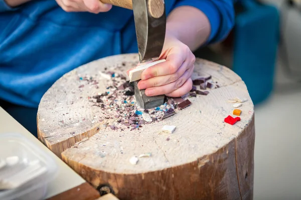 Manos Artista Trabajando Pequeñas Piedras Mosaico Con Martillo Primer Plano — Foto de Stock