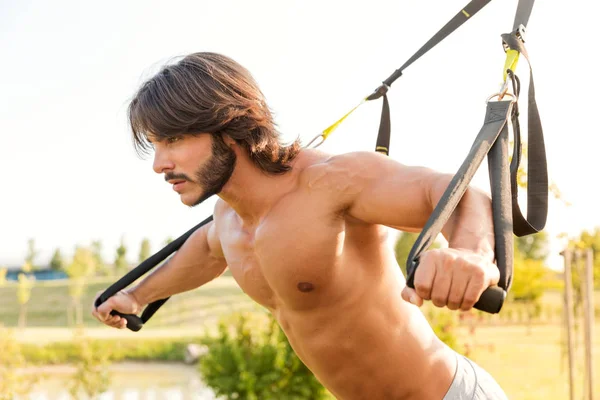 Determined Fit Young Man Exercising Suspension Trainer Toned Upper Body — Stock Photo, Image