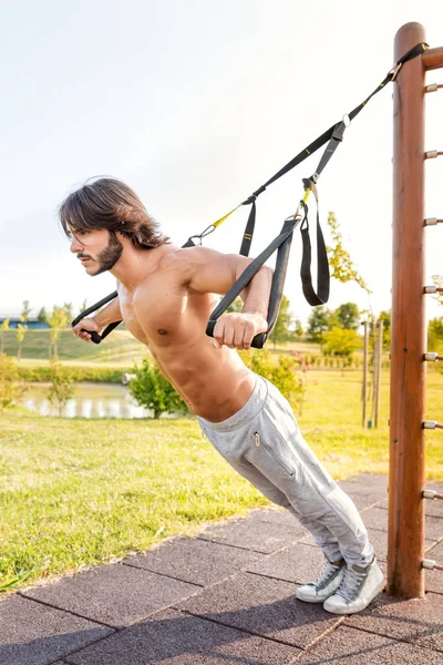 Full Length View Determined Fit Young Man Exercising Suspension Trainer — Stock Photo, Image