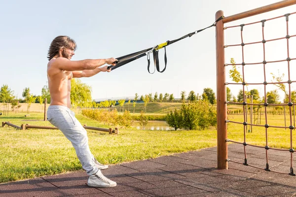 Full Length View Determined Fit Young Man Exercising Suspension Trainer — Stock Photo, Image