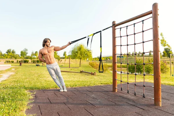 Jovem Apto Para Trabalhar Jardim Parque Usando Cintos Resistência Ligados — Fotografia de Stock