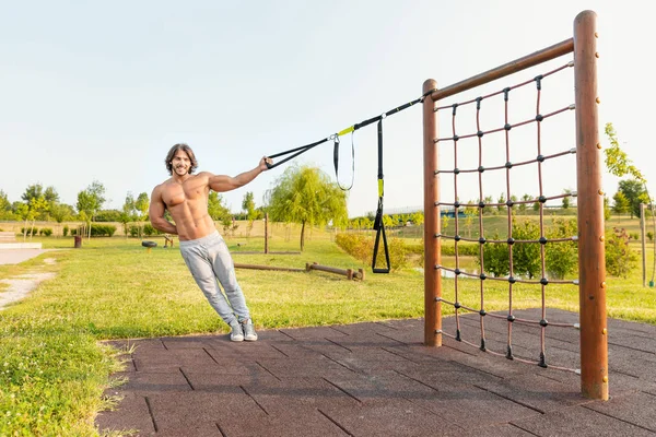 Smiling Fit Young Man Working Out Garden Park Using Resistance — Stock Photo, Image