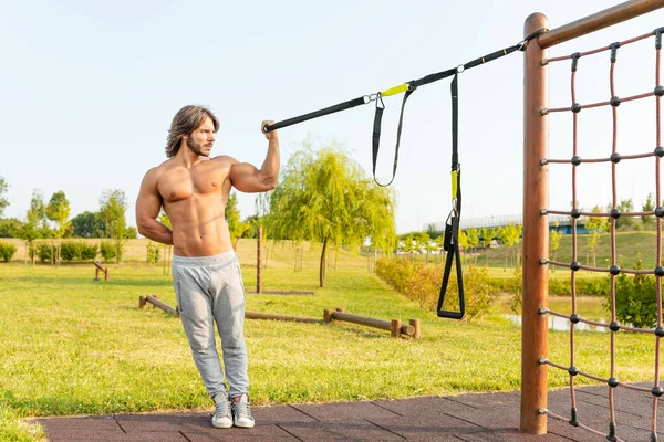 Jovem Apto Para Trabalhar Jardim Parque Usando Cintos Resistência Ligados — Fotografia de Stock