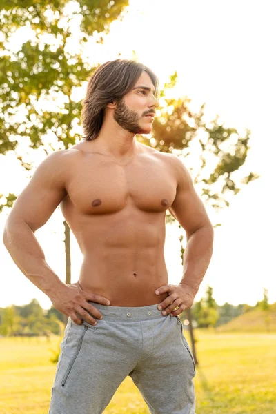 Портрет Сексуального Атлетичного Молодого Человека Сильными Мышцами Диким Мачо Смотрящего — стоковое фото