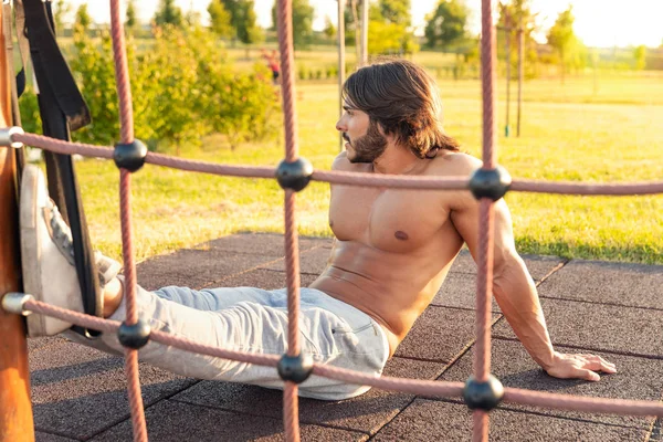 強靭な肉体と夏のフィットネス公園でのトレーニング中に休んで割れた腹部ハンサムな若い男Trx サスペンション トレーニング コンセプト — ストック写真