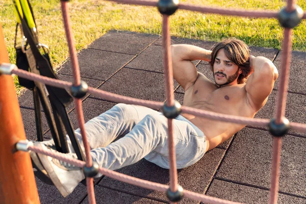 Vista Ángulo Alto Joven Guapo Ejercitando Abdominales Durante Entrenamiento Con — Foto de Stock