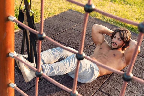 Vista Ángulo Alto Joven Guapo Ejercitando Abdominales Durante Entrenamiento Con — Foto de Stock