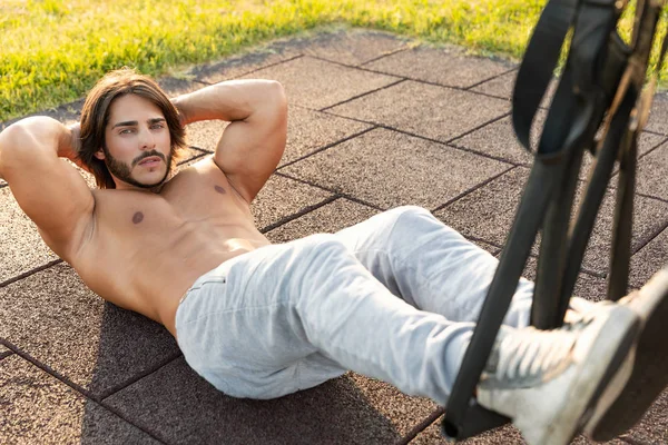 Vista Ángulo Alto Joven Guapo Ejercitando Abdominales Durante Entrenamiento Con —  Fotos de Stock