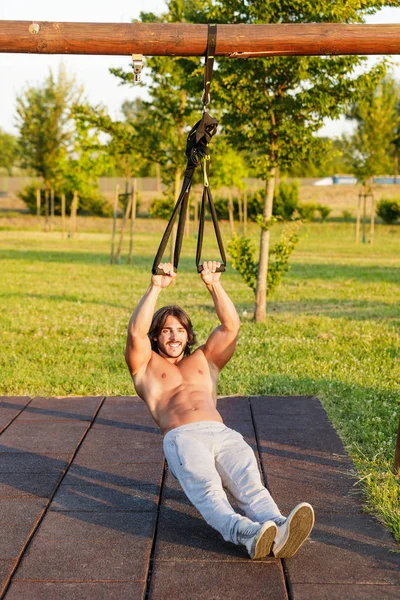 Lekkoatletycznego Młody Człowiek Sześciopak Zdrowego Stylu Życia Ćwiczenia Trenerem Zawieszenia — Zdjęcie stockowe