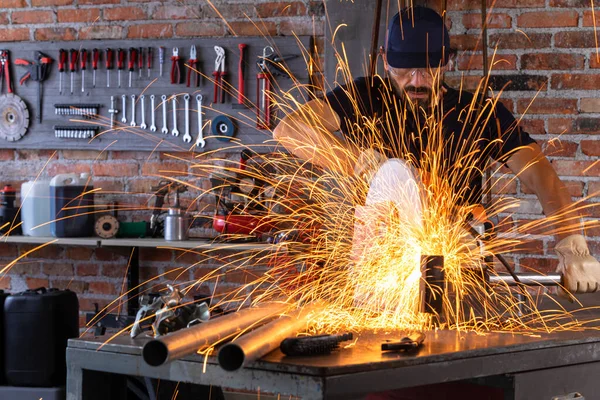 Homem fazendo metalurgia em uma oficina — Fotografia de Stock
