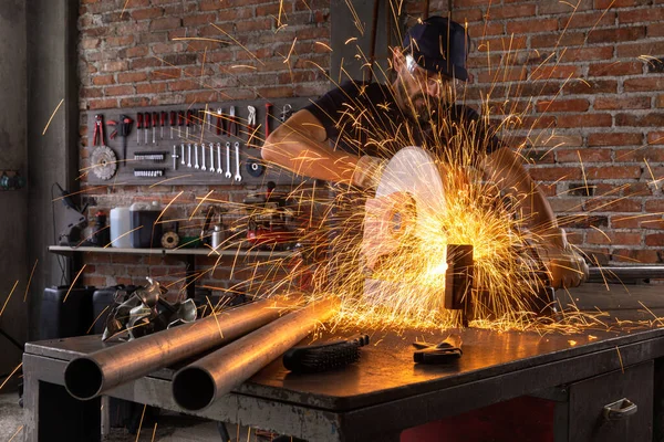 Hombre haciendo metalistería en un taller — Foto de Stock