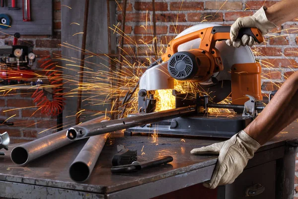 Homem fazendo metalurgia em uma oficina — Fotografia de Stock