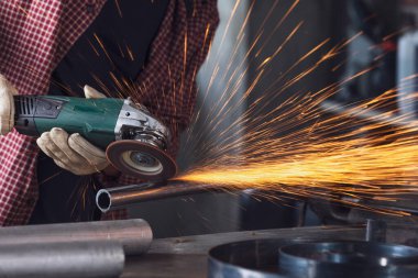 Metal işçisi bir mühendislik atölyesinde çalışıyor.