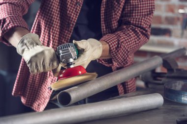 Metal işçisi çelik borular üzerinde çalışıyor.