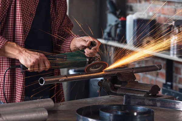 Metalúrgico que trabalha numa oficina de engenharia — Fotografia de Stock