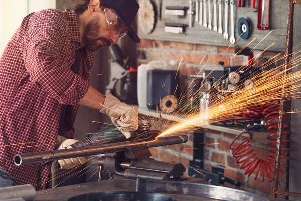 Metal işçisi bir mühendislik atölyesinde çalışıyor. — Stok fotoğraf