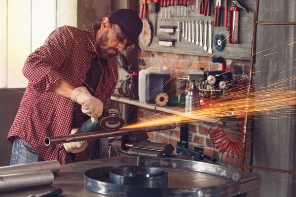 Metalúrgico que trabalha numa oficina de engenharia — Fotografia de Stock