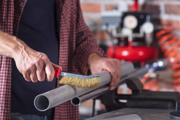 Trabajador metalúrgico usando un cepillo de mano —  Fotos de Stock