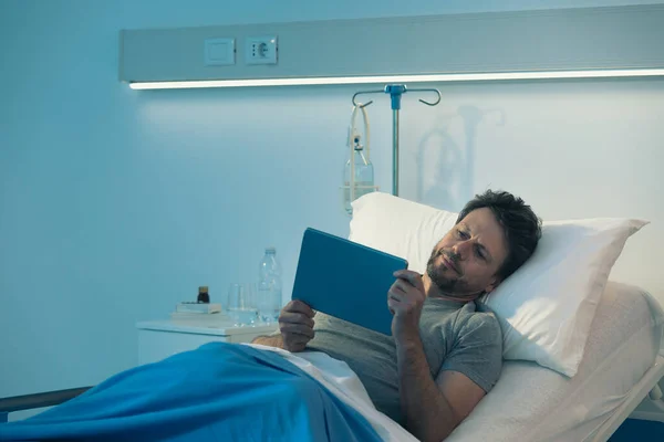 Дорослий Безсонний Пацієнт Лежить Лікарняному Ліжку Вночі Він Дивиться Фільми — стокове фото