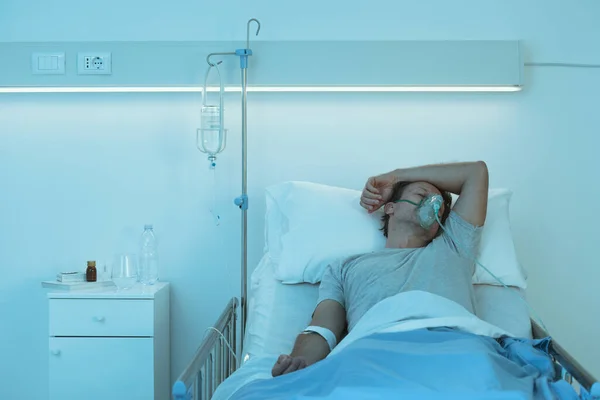 Чоловічий Пацієнт Лежить Лікарняному Ліжку Крапельною Оксигеновою Маскою Медициною Концепцією — стокове фото