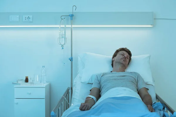 Чоловік Лежить Лікарняному Ліжку Крапельницею Ліками Концепцією Охорони Здоров — стокове фото