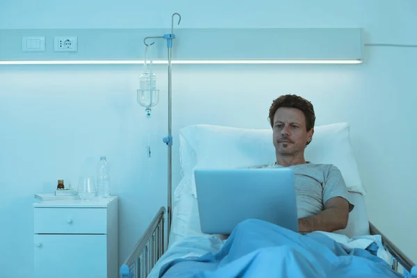 불면증 환자가 침대에 노트북으로 일하고 — 스톡 사진