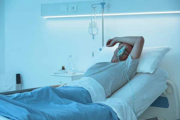 Дорослий Чоловік Лежить Лікарняному Ліжку Вночі Він Спить Носить Кисневу — стокове фото
