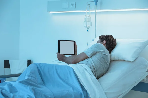 Дорослий Безсонний Пацієнт Лежить Лікарняному Ліжку Вночі Він Дивиться Відео — стокове фото