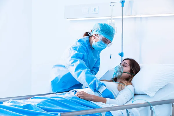 Pielęgniarka Śoi Zajmująca Się Pacjentką Covid Leżącą Łóżku Masce Tlenowej — Zdjęcie stockowe