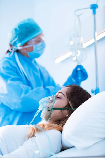 유행하는 병원에서 마스크를 착용하고 환자의 주사를 확인하고 간호사는 환자의 모습을 — 스톡 사진