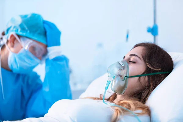 Dramatický Pohled Mladou Pacientku Dýchající Pomocí Dýchací Trubice Vyčerpaného Lékaře — Stock fotografie