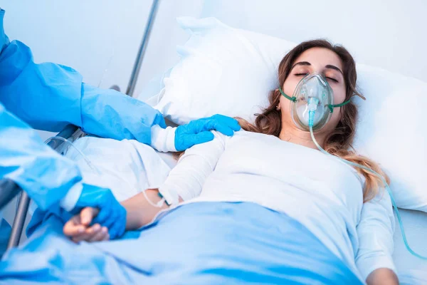 Lékař Nebo Člen Rodiny Držící Ruku Ženu Ležící Posteli Dýchací — Stock fotografie