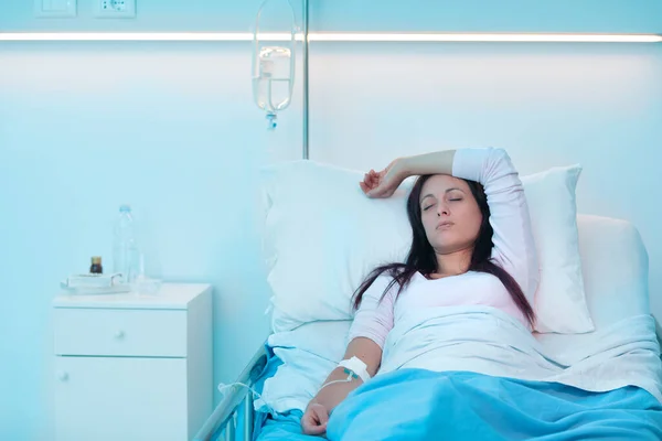 Vrouwelijke Patiënt Liggend Een Ziekenhuisbed Met Infuus Medicijn Gezondheidsconcept — Stockfoto