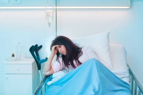 Młoda Pacjentka Leży Szpitalnym Łóżku Nocy Cierpi — Zdjęcie stockowe