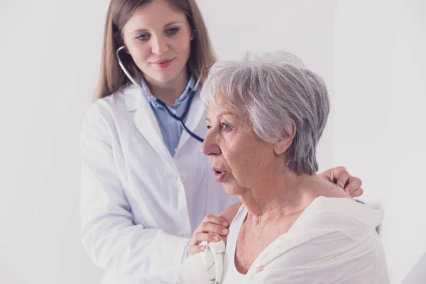 Kobieta Lekarz Słuchająca Starszej Kobiety Pacjentki Płuca Serce Stetoskopem Podczas — Zdjęcie stockowe