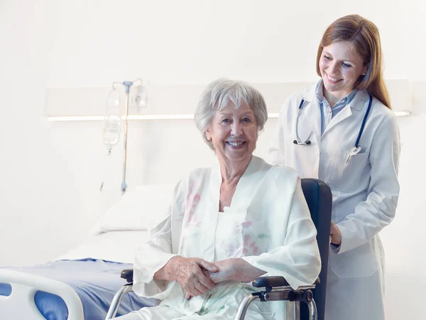 Uśmiechnięta Starsza Pani Wózku Inwalidzkim Szpitalu Lub Domu Spokojnej Starości — Zdjęcie stockowe