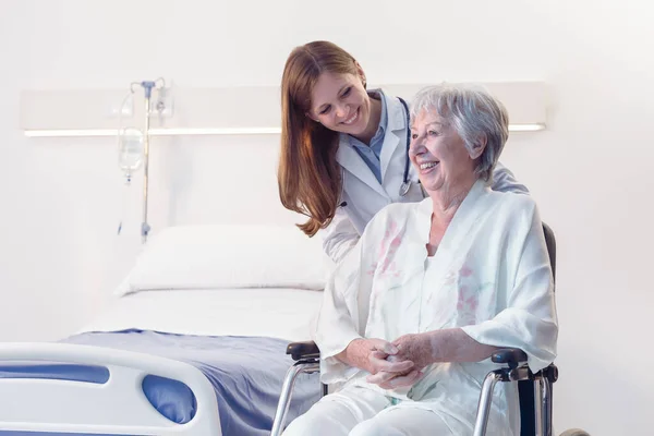 Uśmiechnięta Starsza Pani Wózku Inwalidzkim Szpitalu Lub Domu Spokojnej Starości Obrazek Stockowy