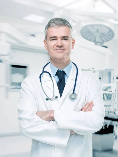 Médico Masculino Confiante Jaleco Branco Estetoscópio Com Braços Dobrados Sorrindo — Fotografia de Stock