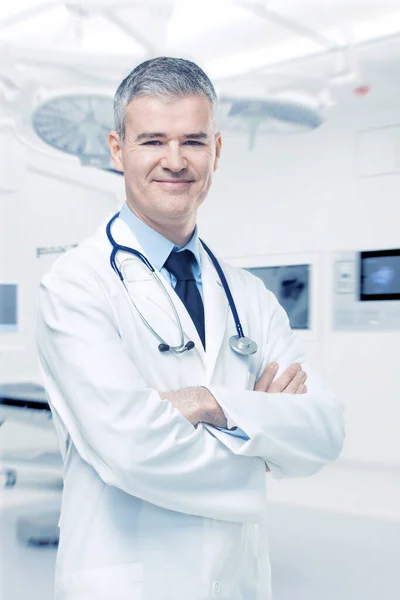 Médico Masculino Confiante Jaleco Branco Estetoscópio Com Braços Dobrados Sorrindo — Fotografia de Stock