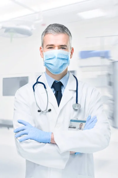Dokter Met Een Chirurgisch Ademhalingsmasker Laboratoriumjas Handschoenen Ter Bescherming Tegen — Stockfoto